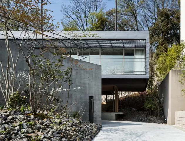 Axis House por T Square Design Associates en Kobe, Japón