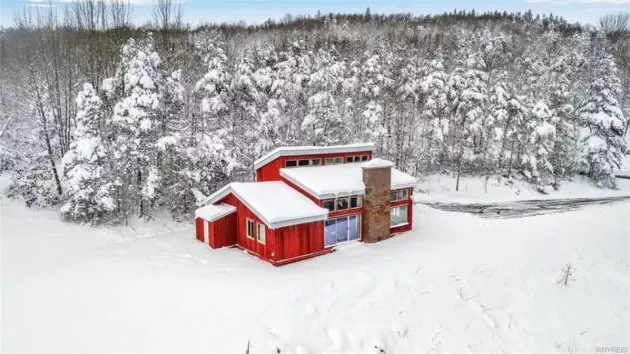 Echa un vistazo a esta brillante casa de esquí de los años 70 rojos en Nueva York