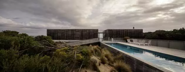 St. Andrews Beach Villa por Woods Bagot en Victoria, Australia